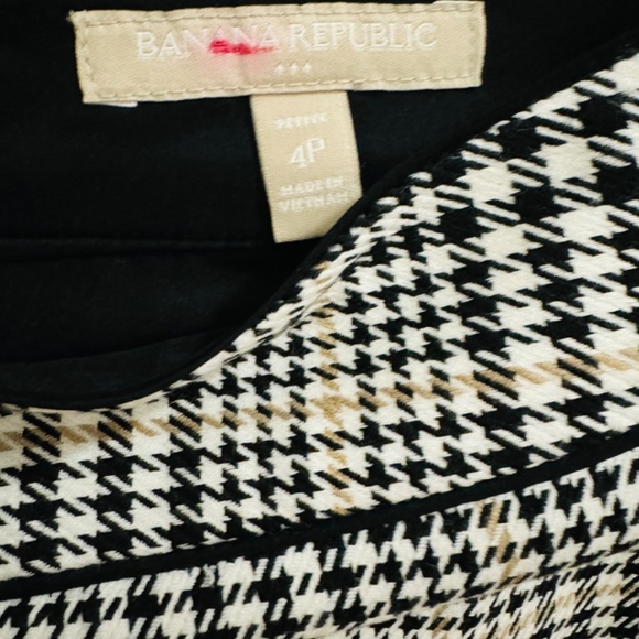 Banana Republic pencil mini skirt. - Picture 6 of 6